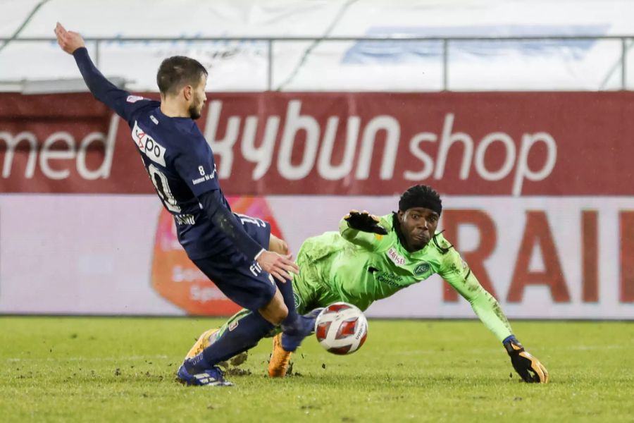 Antonio Marchesano profitiert beim 2:2 von einem Fehler von FCSG-Keeper Lawrence Ati Zigi.