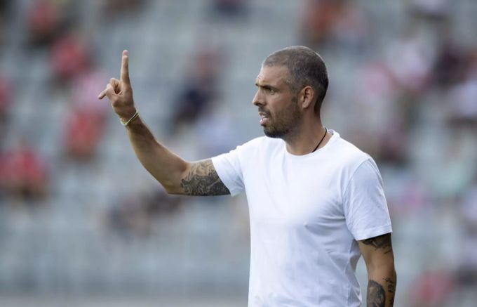 Er zeigt es an: Fabio Celestini bleibt dem FCL zwei weitere Jahre als Trainer erhalten. Fabio Celestini