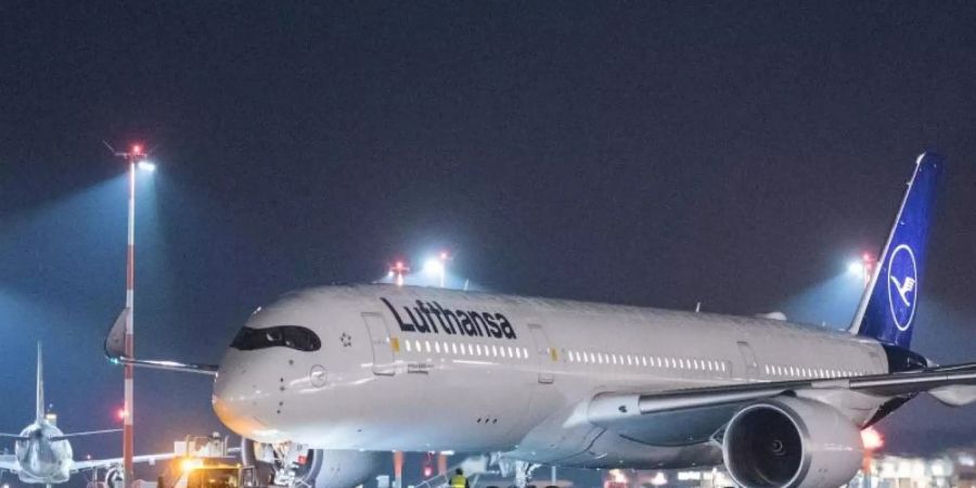 Ein Lufthansa-Flugzeug vom Typ Airbus A350-900 fährt auf dem Hamburger Flughafen in Richtung Startbahn. Die Maschine ist zum längsten Nonstop-Passagierflug in der Unternehmensgeschichte der Lufthansa gestartet. Foto: Daniel Bockwoldt/dpa