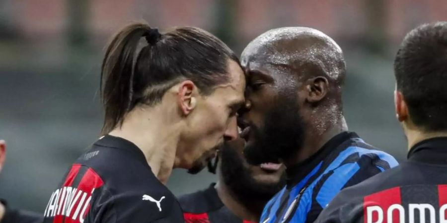 Gerieten während des Pokal-Derbys nicht nur verbal aneinander: Zlatan Ibrahimovic vom AC Mailand (l) und Romelu Lukaku von Inter Mailand. Foto: Antonio Calanni/AP/dpa