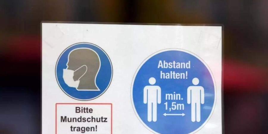 Seit Beginn der Pandemie sind in Deutschland mehr als 56.000 Menschen an oder unter Beteiligung einer nachgewiesenen Corona-Infektion gestorben. Foto: Kira Hofmann/dpa-Zentralbild/dpa