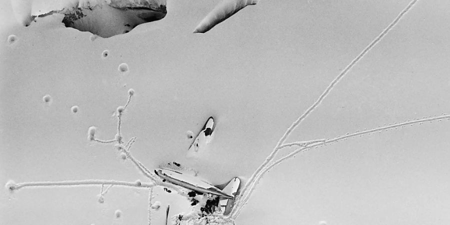 Die abgestürzte Dakota am 23. November 1946 auf dem Gauligletscher: Die grössten Teile des Wracks dürften in den nächsten Jahren wieder an der Oberfläche erscheinen.