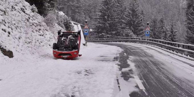 Auto von Strasse abgekommen und auf Dach gekippt.