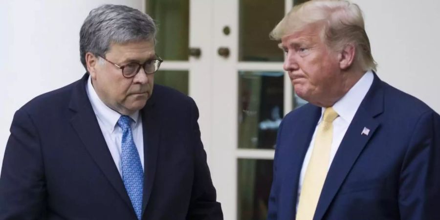 US-Justizminister William Barr im Sommer vergangenen Jahres zusammen mit Donald Trump. Foto: Alex Brandon/AP/dpa