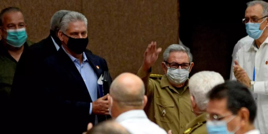 Raúl Castro (M.) neben Präsident Miguel Díaz-Canel (l.)