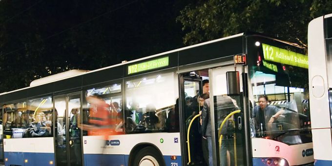 Nachtbüsse erreichen noch nicht die Vor-Corona-Frequenzen. (Symbolbild) nachtbus