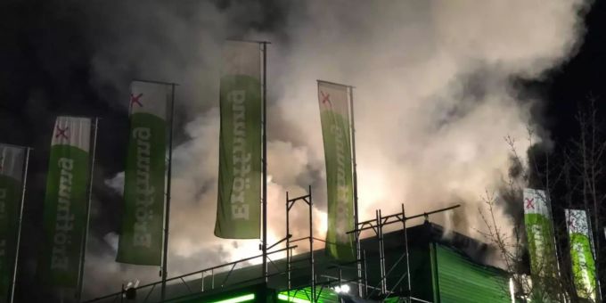 Auf dem Dach des Möbelhauses Mömax in Schönbühl kam es zu einem Brand. Brand Mömax