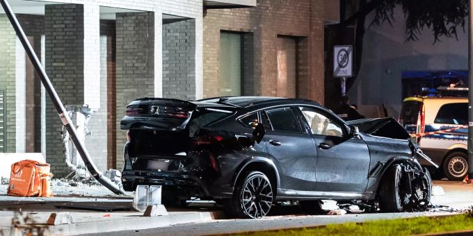 Ein zerstörter PKW steht nach einem Unfall im Frankfurter Ostend. Bei einer tödlichen Kollision in Frankfurt/Main hat der SUV mehrere Menschen erfasst. Zwei davon seien an ihren Verletzungen gestorben, wie ein Polizeisprecher am Samstagabend sagte. Pkw Unfall in Frankfurt/Main