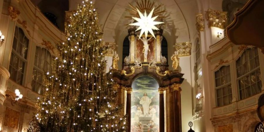 Ein geschmückter Tannenbaum steht bei einer Krippenandacht in der Hauptkirche St. Michaelis in Hamburg. Foto: Malte Christians/dpa/Archivbild