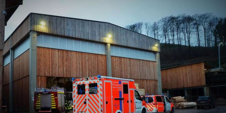 Feuerwehr und Rettungsdienst sind im Schmallenberger Ortsteil Hanxleden im Einsatz. Foto: Alexander Lange/Westfalenpost/dpa