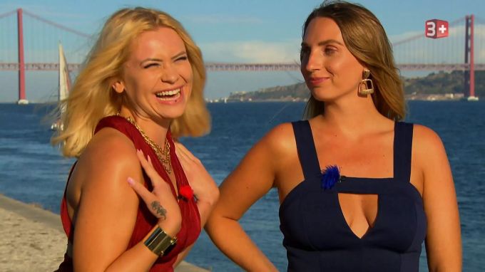 Der Bachelor 2020 Kandidatin Fabienne (l.) hat gut Lachen. Der Bachelor 2020
