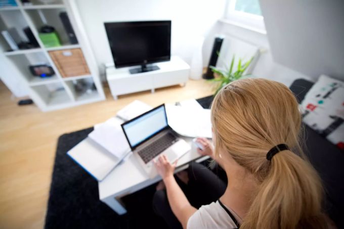 Eine Frau arbeitet im Homeoffice an ihrem Laptop. frau homeoffice