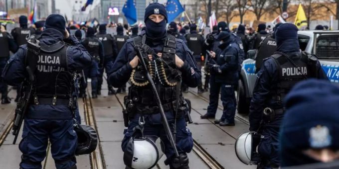 Polizisten in Schutzuniform stehen während einer Demonstration in der Hauptstadt Warschau Wache. Foto: Grzegorz Banaszak/ZUMA Wire/dpa Polizisten in Schutzuniform stehen während einer Demonstration in der Hauptstadt Warschau Wache. Foto: Grzegorz Banaszak/ZUMA Wire/dpa