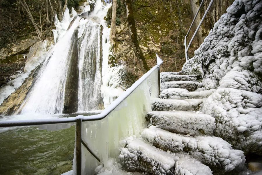 Ein Wasserfall mit gefrorenem Wasser vom Ruisseau de Vaux zur Combe du Pilouvi, fotografiert am Sonntag, 14. Februar 2021 in La Neuveville.