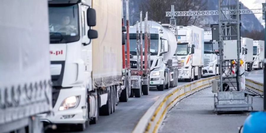 Ein Rückstau aus Lastkraftwagen hat sich am deutsch-österreichischen Grenzübergang bei Kiefersfelden gebildet. Foto: Matthias Balk/dpa