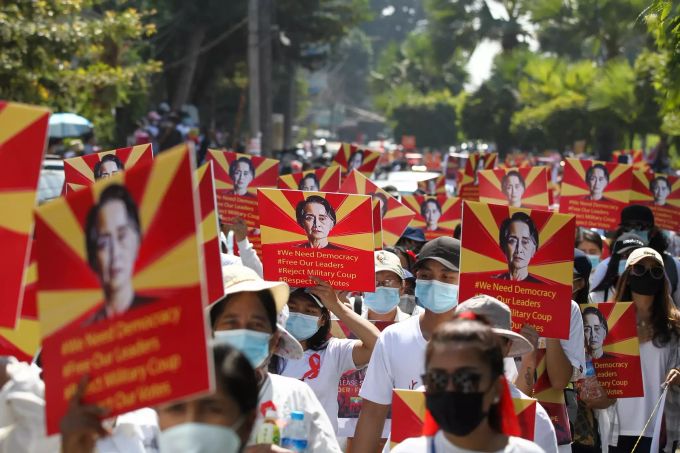 Demonstranten in Rangun halten Schilder mit einem Bild der De-Facto-Regierungschefin Aung San Suu Kyi bei einem Protest gegen die Militärregierung hoch. Nach dem Militärputsch in Myanmar - Proteste