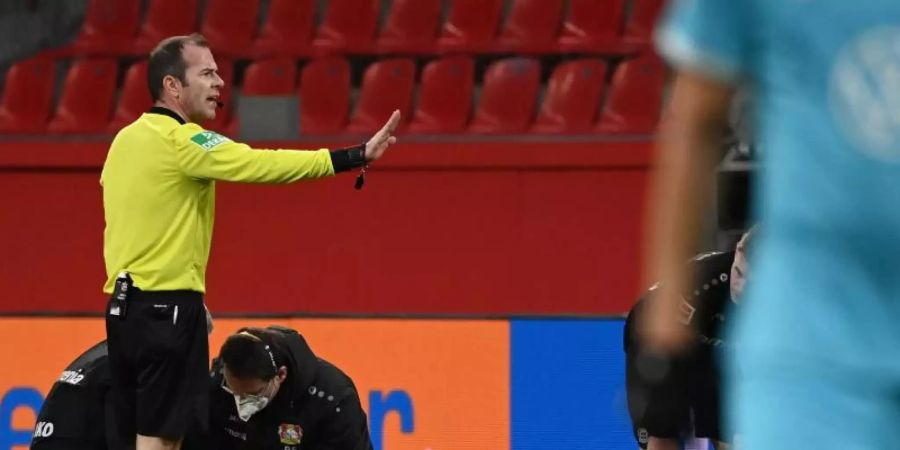 Leverkusens Julian Baumgartlinger hatte sich in der Partie gegen den VfL Wolfsburg schwer verletzt. Foto: Ina Fassbender/AFP/Pool/dpa