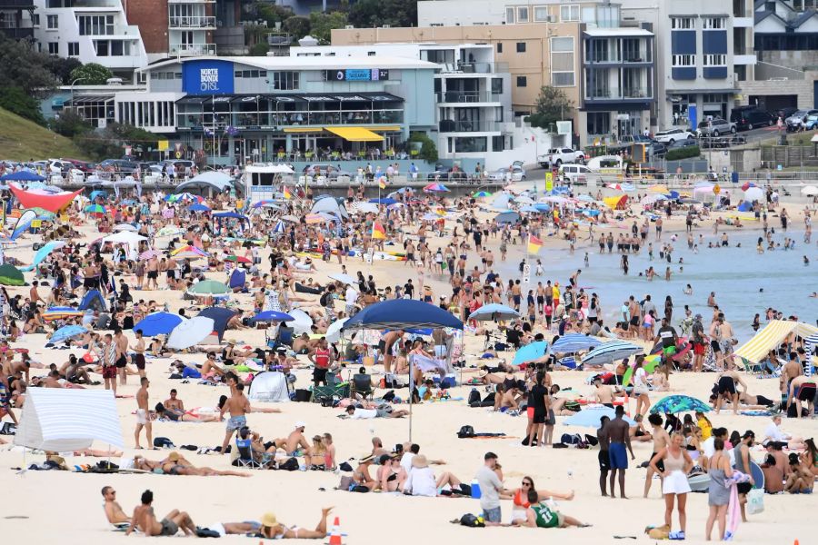 Heisse 40 Grad lockten am Dienstag Tausende an die Strände Australiens.