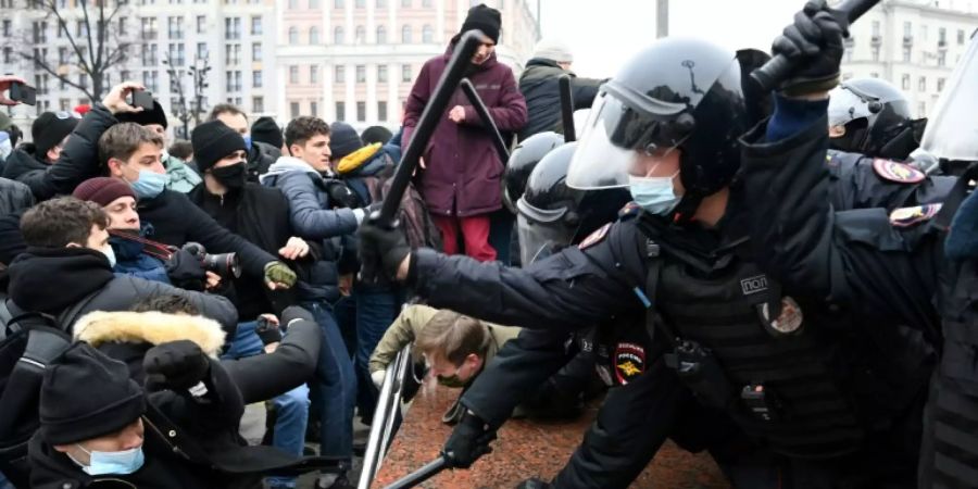 Polizisten setzen Schlagstöcke gegen Demonstranten ein