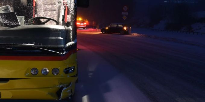 Schleudernder Personenwagen kollidiert mit Postauto.