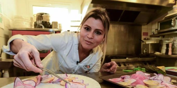 Claire Vallée in ihrem veganen Restaurant «ONA», das jetzt mit einem Michelin-Stern ausgezeichnet wurde. Foto: Mehdi Fedouach/AFP/dpa Claire Vallée in ihrem veganen Restaurant «ONA», das jetzt mit einem Michelin-Stern ausgezeichnet wurde. Foto: Mehdi Fedouach/AFP/dpa
