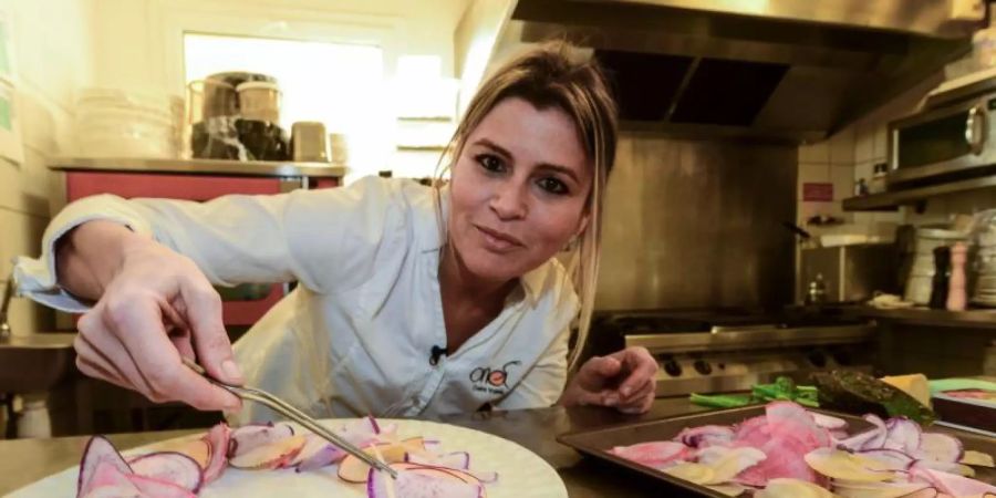 Claire Vallée in ihrem veganen Restaurant «ONA», das jetzt mit einem Michelin-Stern ausgezeichnet wurde. Foto: Mehdi Fedouach/AFP/dpa