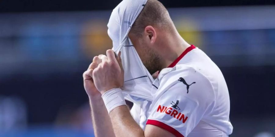 Knapp gegen Ungarn verloren: Paul Drux zieht sich das Trikot über den Kopf. Foto: Sascha Klahn/dpa