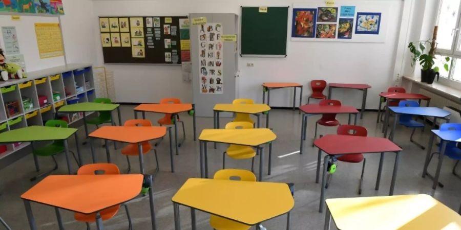 Leeres Zimmer einer Grundschulklasse im bayerischen Eichenau