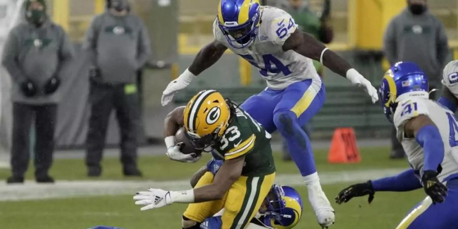 Zusammenstoss: Leonard Floyd (54) von den Los Angeles Rams springt über Aaron Jones (33) von den Green Bay Packers, als dieser von Nick Scott von den Los Angeles Rams geblockt wird. Foto: Morry Gash/AP/dpa