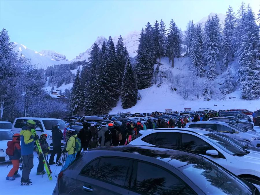 In Adelboden BE mussten die Wintersportler am Samstag Schlange stehen.