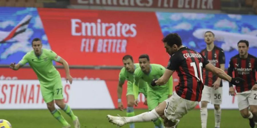 Milans Hakan Calhanoglu erzielt per Elfmeter das Tor zum 2:0 gegen Lazio Rom. Foto: Luca Bruno/AP/dpa