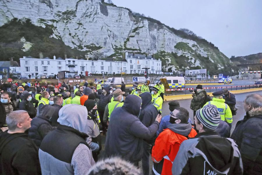 Lkw-Fahrer streiten mit der Polizei, die sie am Eingang des Hafens von Dover (GB) zurückhält. Das Bild wurde am 23. Dezember aufgenommen.