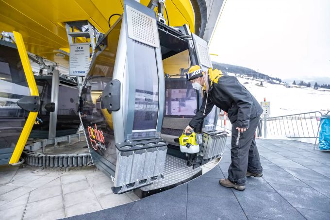Ein Mitarbeiter desinfiziert eine Gondel in der Talstation des Skigebiets Zillertal Arena. Österreich - Start der Skisaison