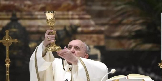 Papst Franziskus bei einer Messe an Heiligabend im Petersdom. (Archivbild) Papst Franziskus