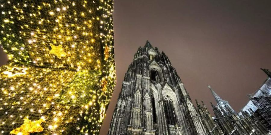 Hell erstrahlt der Dom zur Mitternachtsmette am Heiligabend. Je näher der Termin rückt, desto mehr Weihnachtsgottesdienste werden gestrichen. Foto: Jörg Carstensen/dpa