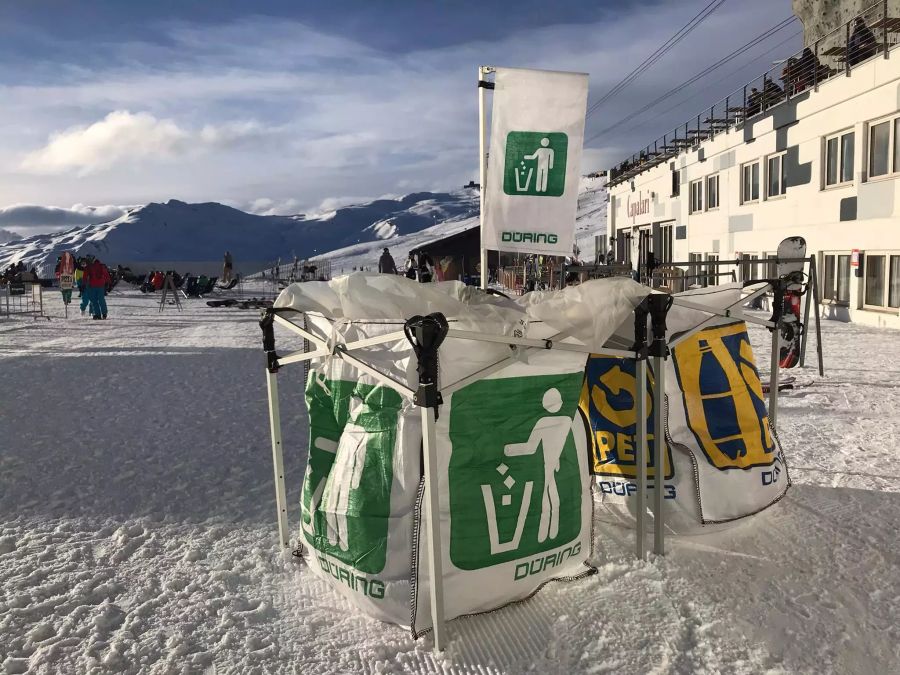 Etliche Abfallsäcke stehen an den Bergstationen und vor den Beizen.