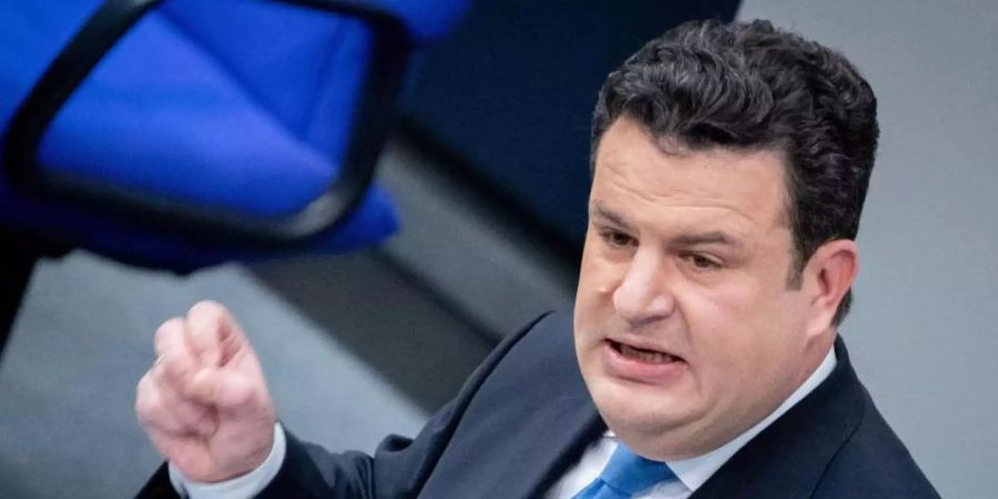 Hubertus Heil (SPD), Bundesminister für Arbeit und Soziales, spricht bei der Sitzung des Bundestags. Foto: Kay Nietfeld/dpa