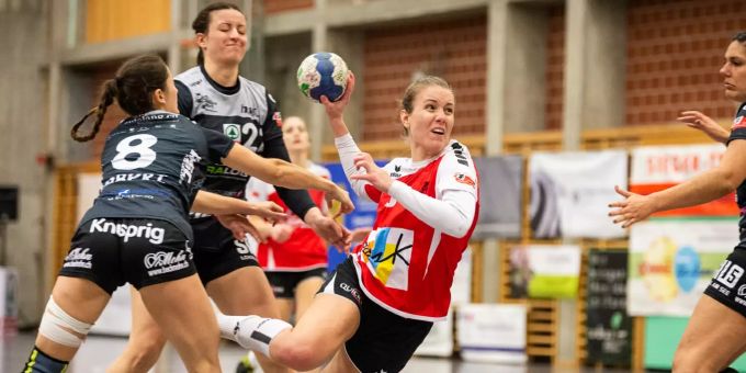 Vivianne Lüthi beim Torabschluss. Handballverein Herzogenbuchsee (HVH)