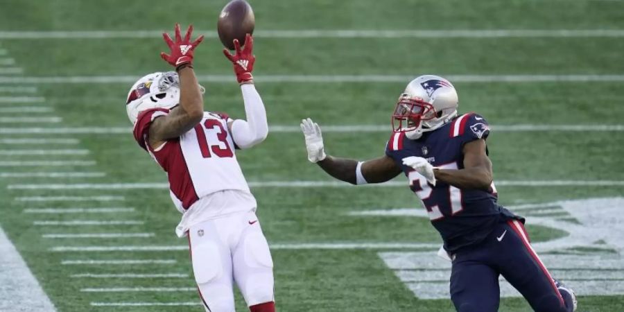 J.C. Jackson (r) von den New England Patriots und Christian Kirk von den Arizona Cardinals in Aktion. Foto: Charles Krupa/AP/dpa