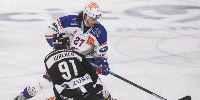 Romano Stoppino (ZSC Lions) gegen Julian Walker (HC Lugano). HC Lugano ZSC Lions