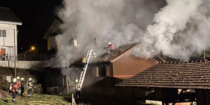 Brandfall erfordert Feuerwehreinsatz.
