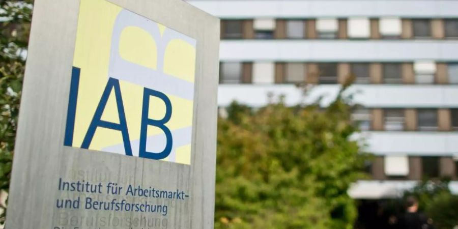 Das Nürnberger Instituts für Arbeitsmarkt- und Berufsforschung veröffentlichte Zahlen zur zweiten Corona-Welle: Auf dem Arbeitsmarkt verursachten die Pandemie bisher 59 Millionen Tage Arbeitsausfall. Foto: picture alliance / Daniel Karmann/dpa