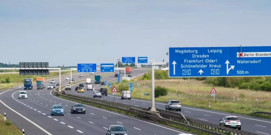 Auf einer Autobahn in Brandenburg sind im Mai verhältnismässig wenige Autos unterwegs. Foto: Soeren Stache/dpa-Zentralbild/dpa