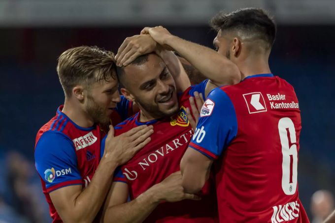 Profi-Fussball fallen sich nach erzielten Toren meist in die Arme. FC BAsel