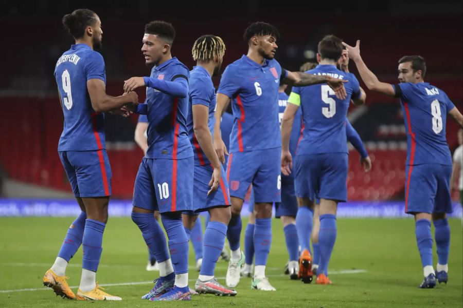 Die Spieler der englischen Nationalmannschaft bejubeln einen Treffer im Spiel gegen Irland.