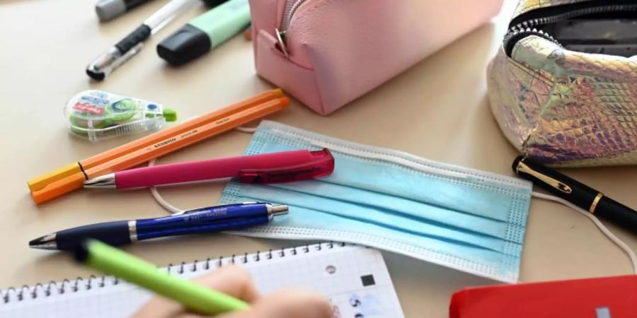 In Deutschland gibt es rund 40.000 Schulen mit insgesamt 11 Millionen Schülern. 300.000 von ihnen befinden sich derzeit in Quarantäne. Foto: Uli Deck/dpa