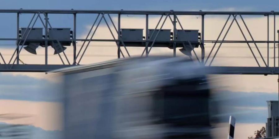 Ein Lastwagen fährt bei Magdala (Thüringen) auf der Bundesautobahn A4 unter einer Maut Kontrollbrücke durch. Foto: Marc Tirl/dpa-Zentralbild/dpa