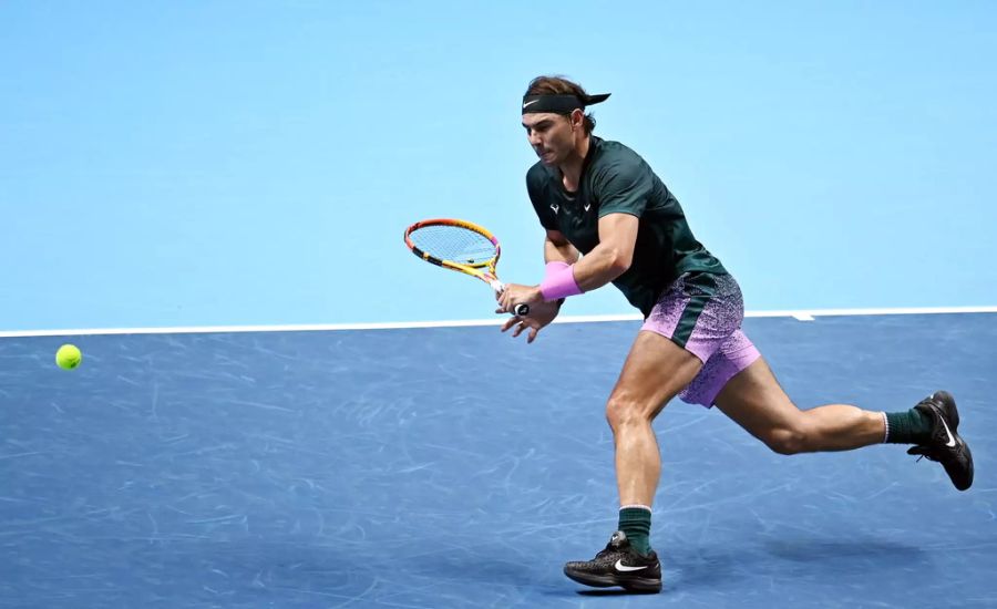 Rafael Nadal rennt einem Thiem-Smash hinterher.