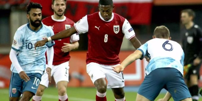 Die Norweger Ghayas Zahid (l) und Julian Ryerson (r) kämpfen mit Österreichs David Alaba um den Ball. Foto: Ronald Zak/AP/dpa Die Norweger Ghayas Zahid (l) und Julian Ryerson (r) kämpfen mit Österreichs David Alaba um den Ball. Foto: Ronald Zak/AP/dpa