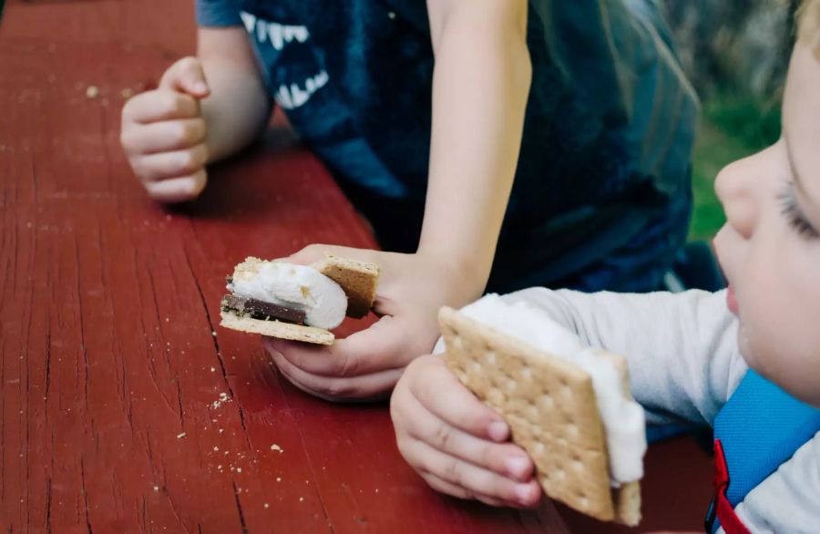 Kinder essen Süssigkeiten